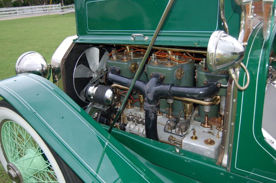 Моторный отсек Peerless Model 48-Six Roadster 1913 года  (фото 7 из 9)